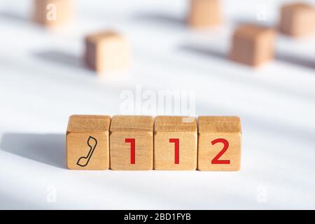 112 Notfallkonzept. Holzdices mit Telefonsymbol und 112 Text Stockfoto