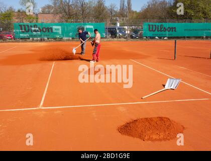 Tennisplatz, der wieder mit Arbeit belaustete Stockfoto