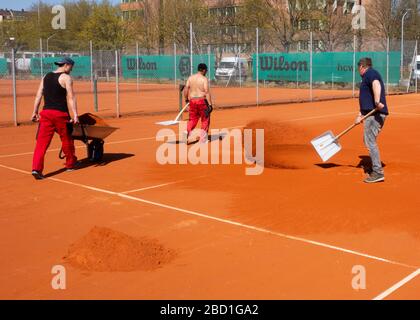 Tennisplatz, der wieder mit Arbeit belaustete Stockfoto