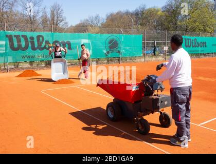 Tennisplatz, der wieder mit Arbeit belaustete Stockfoto