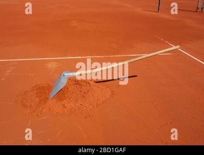 Tennisplatz, der wieder mit Arbeit belaustete Stockfoto