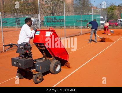 Tennisplatz, der wieder mit Arbeit belaustete Stockfoto