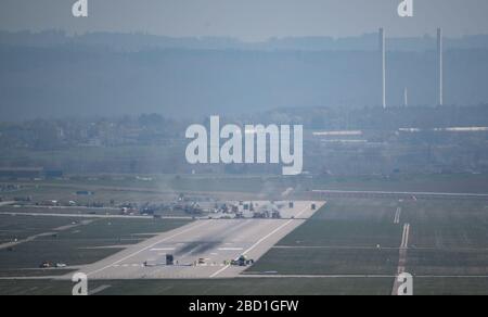 Stuttgart, Deutschland. April 2020. Auf der Start- und Landebahn des Flughafens sind Baufahrzeuge zu sehen. Der Flughafen Stuttgart ist wegen der Erneuerung der Landebahn gesperrt. Nach Angaben des Flughafens wird es bis zum 22. April keinen Flugverkehr geben. Die Sanierung der Start- und Landebahn war ohnehin für dieses Jahr geplant, hätte aber wenig später beginnen sollen. Kredit: Marijan Murat / dpa / Alamy Live News Stockfoto