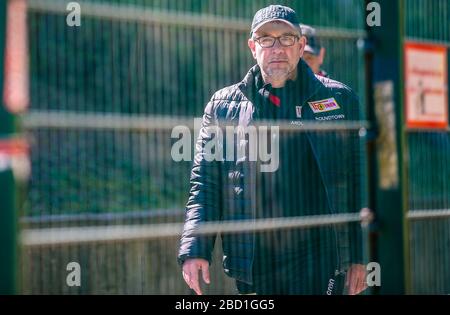 Berlin, Deutschland. April 2020. Unionstrainer Urs Fischer betritt hinter verschlossenen Türen das Trainingsgelände. Union Berlin startet die Ausbildung in Zweiergruppen, ohne die Öffentlichkeit. Kredit: Andreas Gora / dpa / Alamy Live News Stockfoto