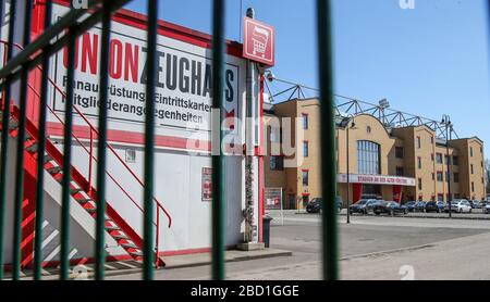 Berlin, Deutschland. April 2020. Die Waffenschmiede des 1. FC Union Berlin ist geschlossen. Union Berlin wird in Gruppen von zwei Personen in der Kamera trainieren. Kredit: Andreas Gora / dpa / Alamy Live News Stockfoto