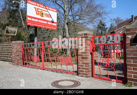 Berlin, Deutschland. April 2020. Das eiserne Tor zum Gelände des 1. FC Union Berlin ist gesperrt. Union Berlin wird mit der Ausbildung in Zweiergruppen beginnen, die von der Öffentlichkeit ausgeschlossen sind. Kredit: Andreas Gora / dpa / Alamy Live News Stockfoto