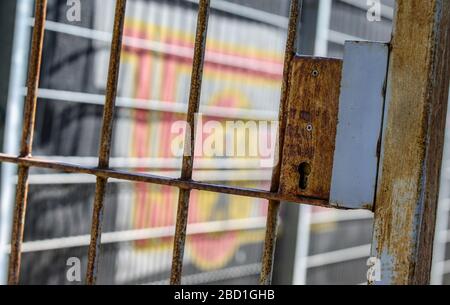 Berlin, Deutschland. April 2020. Ein eisernes Tor vor dem Logo des 1. FC Union Berlin ist gesperrt. Union Berlin startet die Ausbildung in Zweiergruppen, ohne die Öffentlichkeit. Kredit: Andreas Gora / dpa / Alamy Live News Stockfoto