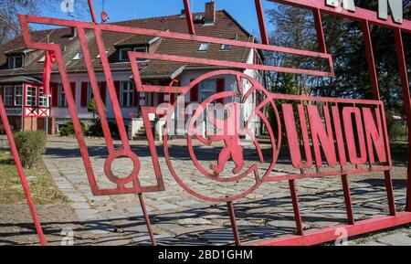 Berlin, Deutschland. April 2020. Das eiserne Tor zum Gelände des 1. FC Union Berlin ist gesperrt. Union Berlin wird mit der Ausbildung in Zweiergruppen beginnen, die von der Öffentlichkeit ausgeschlossen sind. Kredit: Andreas Gora / dpa / Alamy Live News Stockfoto