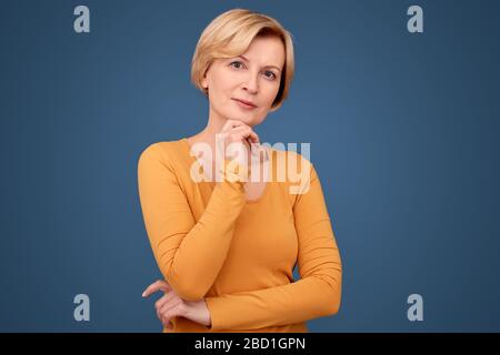 Reife Frau mit nachdenklichen Gesicht Blick auf Kamera Stockfoto