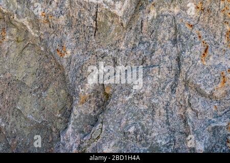 Struktur von Naturgestein Granit Naturgestein Granit, magmatische Struktur mit Quarz und Glimmer und Spuren von Erosion und Oxid. Stockfoto