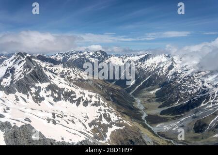 Luftaufnahmen von einem Segelflugzeug des Huxley River North Branch in der Taiaha Peak Mountain Range, in hellem Quelllicht von Norden, Canterbury, South Island, N Stockfoto