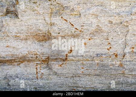 Struktur von Naturgestein Granit Naturgestein Granit, magmatische Struktur mit Quarz und Glimmer und Spuren von Erosion und Oxid. Stockfoto