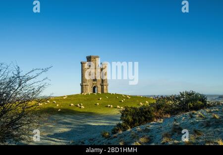 Paxtons Tower an einem kalten und frostigen Januarmorgen in Carmarthenshire. Der Blick vom Tower auf das Tywi Valley ist in beide Richtungen super Stockfoto