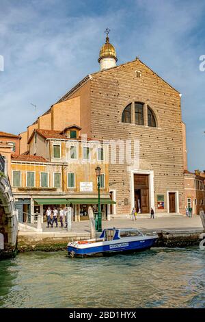 Ein Polizeilocale Boot vor der Chiesa di San Pantaleone Martyre, bekannt als San Pantalon, eine Kirche aus dem 17. Jahrhundert in Dorsoduro, Venedig, Italien Stockfoto