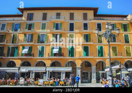 Palma, Mallorca/Spanien - 26. März 2018: Placa Major in der Hauptstadt Palma de Mallorca. Touristen sitzen in Restaurants und gehen um den Platz Stockfoto