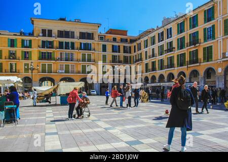 Palma, Mallorca/Spanien - 26. März 2018: Placa Major in der Hauptstadt Palma de Mallorca. Touristen sitzen in Restaurants und gehen um den Platz Stockfoto