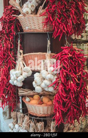 Lokaler Markt in Palma de Mallorca, Spanien. Frische Chilischoten, Knoblauch und Zitronen in und neben Körben. Stockfoto