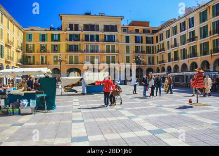 Palma, Mallorca/Spanien - 26. März 2018: Placa Major in der Hauptstadt Palma de Mallorca. Touristen sitzen in Restaurants und gehen um den Platz Stockfoto