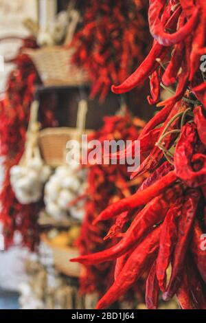 Lokaler Markt in Palma de Mallorca, Spanien. Frische Chilischoten, Knoblauch und Zitronen in und neben Körben. Stockfoto