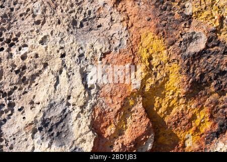 Textur der natürlichen Felshülle aus Felsgestein, marinen Lebensstrukturen mit Kalksteinen und Spuren von Erosion und Oxid. Stockfoto