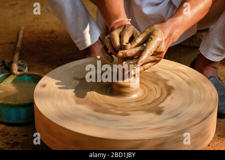 Indischer Töpfer bei der Arbeit, Shilpagram, Udaipur, Rajasthan, Indien Stockfoto