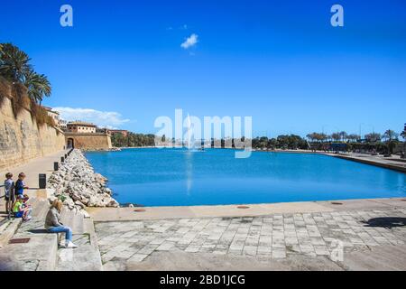 Palma, Mallorca/Spanien - 26. März 2018: Parc de la mar mit seinem blauen Pool und Springbrunnen in der Hauptstadt Palma de Mallorca Stockfoto