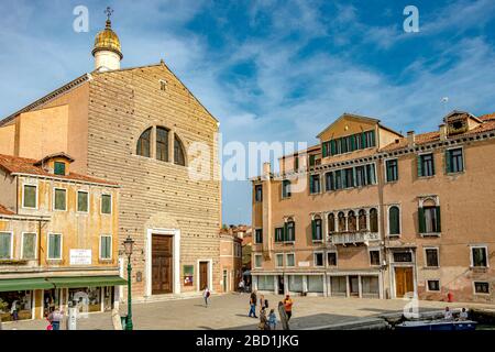 Das Äußere der Chiesa di San Pantaleone Martyre, bekannt als San Pantalon, eine Kirche aus dem 17. Jahrhundert im Stadtteil Dorsoduro von Venedig, Italien Stockfoto