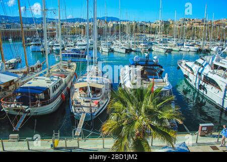 Palma, Mallorca / Spanien - 26. März 2018: Port de Palma - Boote im Hafen von Palma de Mallorca Stockfoto