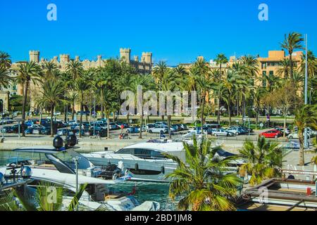 Palma, Mallorca / Spanien - 26. März 2018: Port de Palma - Boote im Hafen von Palma de Mallorca, Castell de Bellver im Hintergrund Stockfoto