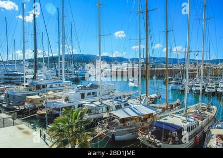 Palma, Mallorca / Spanien - 26. März 2018: Port de Palma - Boote im Hafen von Palma de Mallorca Stockfoto