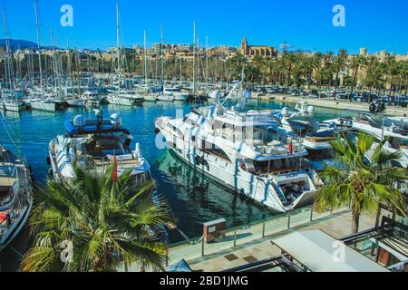 Palma, Mallorca / Spanien - 26. März 2018: Port de Palma - Boote im Hafen von Palma de Mallorca Stockfoto