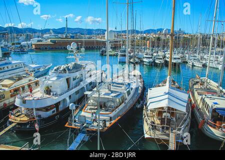 Palma, Mallorca / Spanien - 26. März 2018: Port de Palma - Boote im Hafen von Palma de Mallorca Stockfoto