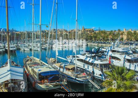 Palma, Mallorca / Spanien - 26. März 2018: Port de Palma - Boote im Hafen von Palma de Mallorca Stockfoto