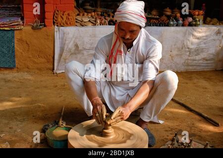 Indischer Töpfer bei der Arbeit, Shilpagram, Udaipur, Rajasthan, Indien Stockfoto