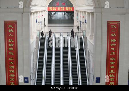 Wuhan, Chinas Provinz Hubei. April 2020. Polizeibeamte patrouillieren am Bahnhof Hankou in Wuhan, der zentralchinesischen Provinz Hubei, am 6. April 2020. Die mittelchinesische Stadt Wuhan, einst das Epizentrum des neuartigen Coronavirus-Ausbruchs, wird nach Angaben des örtlichen Eisenbahners den Betrieb von fast 100 Personenzügen ab dem 8. April wieder aufnehmen. Seit dem 28. März fahren in Wuhan 17 Züge an, die ausfahrenden Züge werden nach Angaben der örtlichen Behörden am 8. April wieder in Betrieb genommen. Credit: Hu Jinli/Xinhua/Alamy Live News Stockfoto