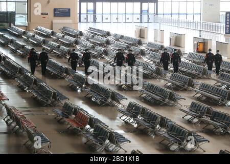 Wuhan, Chinas Provinz Hubei. April 2020. Polizeibeamte patrouillieren am Bahnhof Hankou in Wuhan, der zentralchinesischen Provinz Hubei, am 6. April 2020. Die mittelchinesische Stadt Wuhan, einst das Epizentrum des neuartigen Coronavirus-Ausbruchs, wird nach Angaben des örtlichen Eisenbahners den Betrieb von fast 100 Personenzügen ab dem 8. April wieder aufnehmen. Seit dem 28. März fahren in Wuhan 17 Züge an, die ausfahrenden Züge werden nach Angaben der örtlichen Behörden am 8. April wieder in Betrieb genommen. Credit: Hu Jinli/Xinhua/Alamy Live News Stockfoto