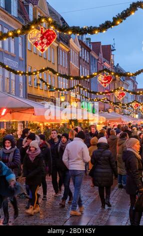 Weihnachtsmarkt in Nyhavn, Kopenhagen, Dänemark, Skandinavien, Europa Stockfoto