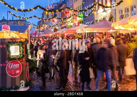 Weihnachtsmarkt in Nyhavn, Kopenhagen, Dänemark, Skandinavien, Europa Stockfoto