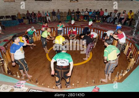 Koshti, traditioneller ritueller Trainingskurs für Krieger im Yazd Zourkhaneh, Gymnasium oder Haus der Stärke, Yazd, Iran, Naher Osten Stockfoto