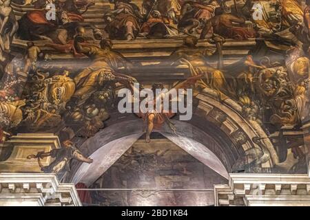 Die Decke der Chiesa di San Pantalon, eingehüllt in ein großes Trompe l'oeil Fresko von Gianantonio Fumiani, gemalt in 1704 ,Veniice,Italien Stockfoto