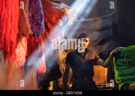 Mann, der im dyer's Souk, Marrakesch, Marokko, Nordafrika, Afrika arbeitet Stockfoto