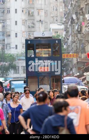 Tram, die am Chun Yeung Street Market, North Point, Hong Kong Island, Hongkong, China, Asien vorbeiführt Stockfoto