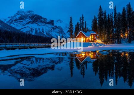 Cilantro am Smaragdsee im Winter, Emerald Lake, Yoho National Park, UNESCO, British Columbia, Canadian Rockies, Kanada Stockfoto