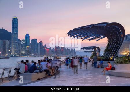 Skyline von Hong Kong Island und Tsim Sha Tsui Promenade bei Sonnenuntergang, Hongkong, China, Asien Stockfoto