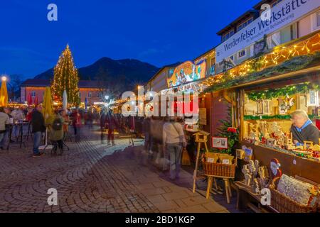 Blick auf den Weihnachtsmarkt in der Abenddämmerung, Garmisch-Partenkirchen, Bayern, Deutschland, Europa Stockfoto
