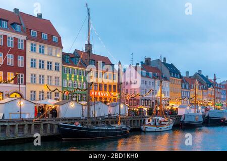 Weihnachtsmarkt in Nyhavn, Kopenhagen, Dänemark, Skandinavien, Europa Stockfoto