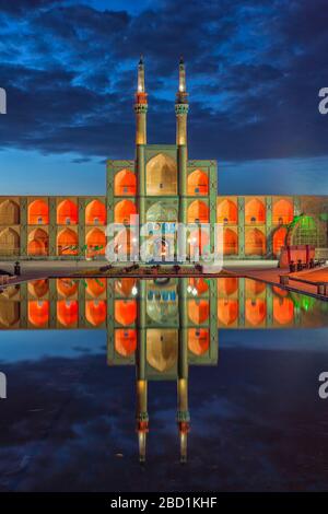 Amir Chaqmaq komplexe Fassade bei Sonnenaufgang beleuchtet und in einem Teich, Yazd, Provinz Yazd, Iran, Naher Osten reflektiert Stockfoto