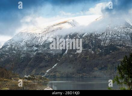 Blick auf einen Berg in einem Aurlandsfjord in Norwegen Stockfoto