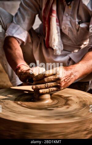 Indischer Töpfer bei der Arbeit, Shilpagram, Udaipur, Rajasthan, Indien Stockfoto