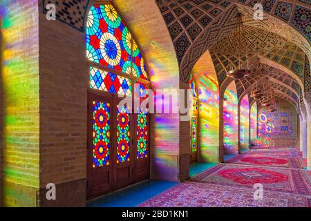 Nasir-ol-Molk-Moschee (Pink-Moschee), Lichtmuster aus farbigem Buntglas, die den iwan, Shiraz, die Provinz Fars, den Iran und den Nahen Osten beleuchten Stockfoto